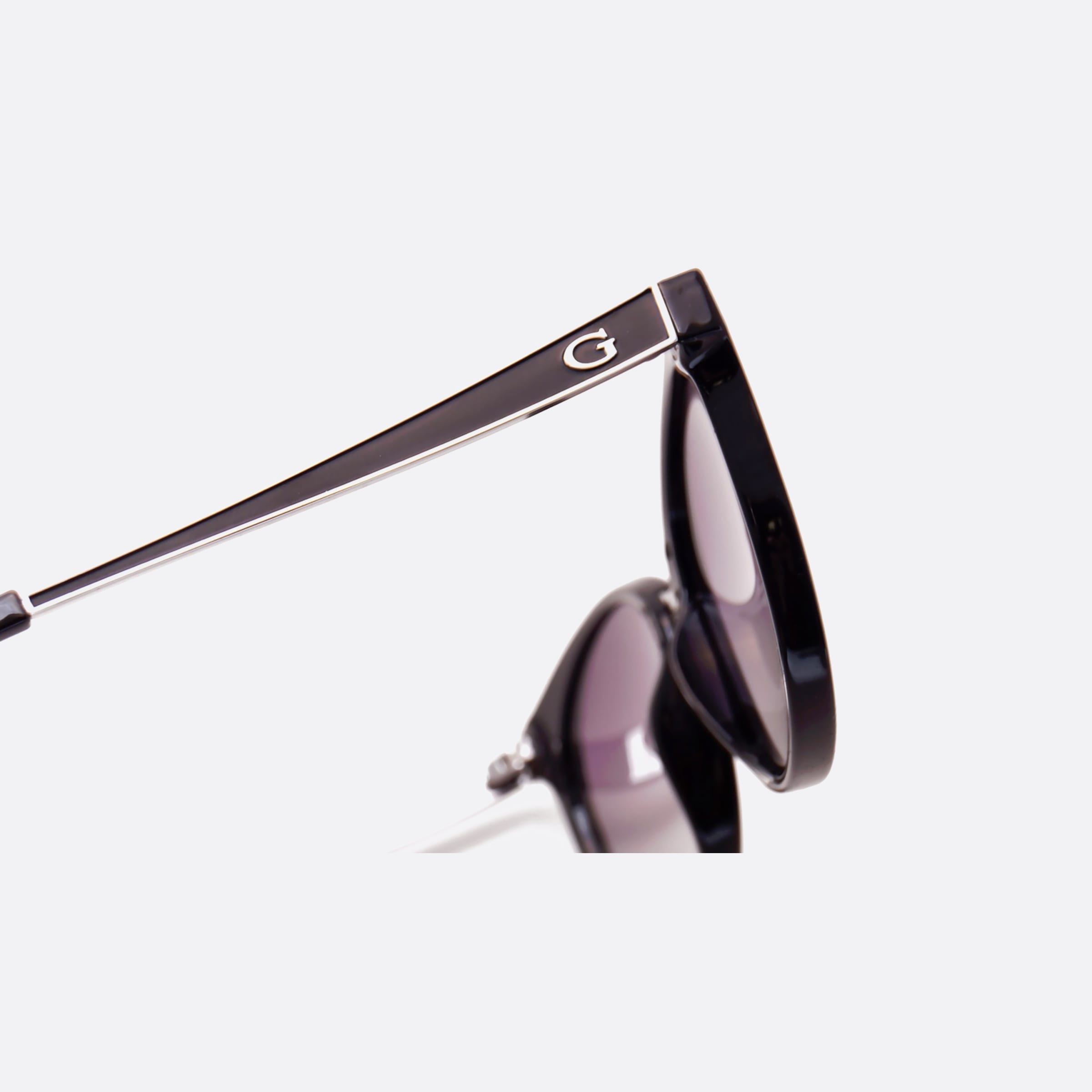 Guess 52mm Gu7459 01b Black Oval Unisex Sunglasses - Lifestyle Shot