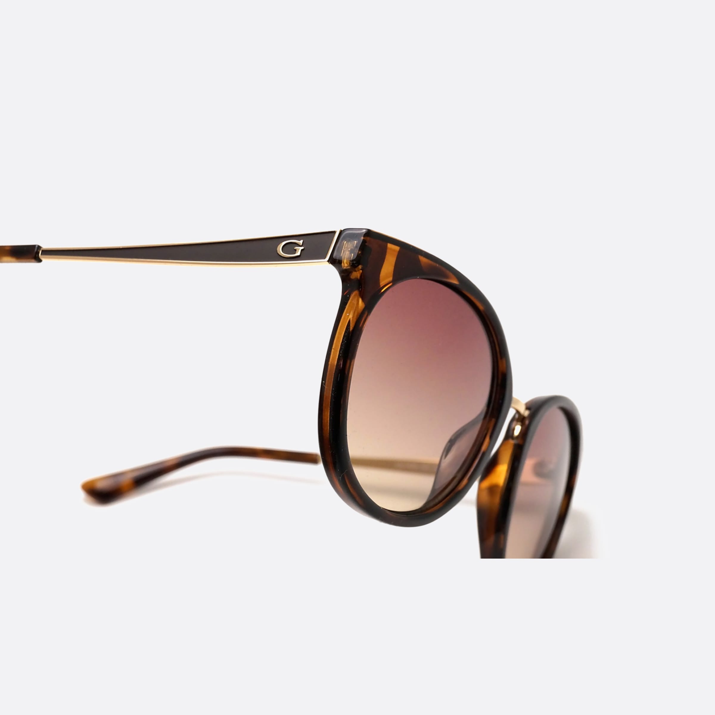Guess 52mm Gu7459 52f Tortoise Oval Unisex Sunglasses - Lifestyle Shot