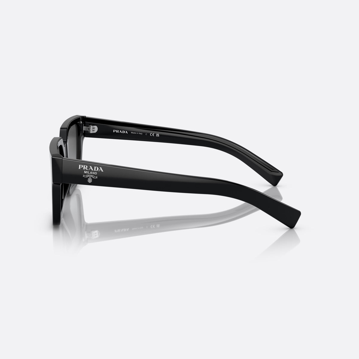 Ochelari de soare Prada PR 03ZS 1AB-06T, pillow negru, pentru bărbați, punte dublă simplă, logo al brandului pe braț, vedere laterală
