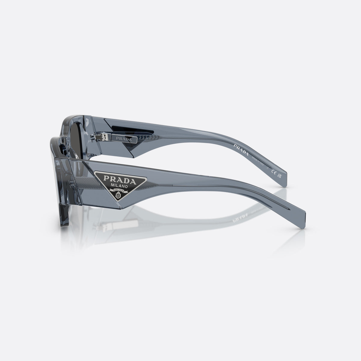 Ochelari de soare Prada PR 10ZS 17T08Z, pillow albastru, pentru bărbați, punte simplă integrată, literele brandului pe brațe, vedere laterală