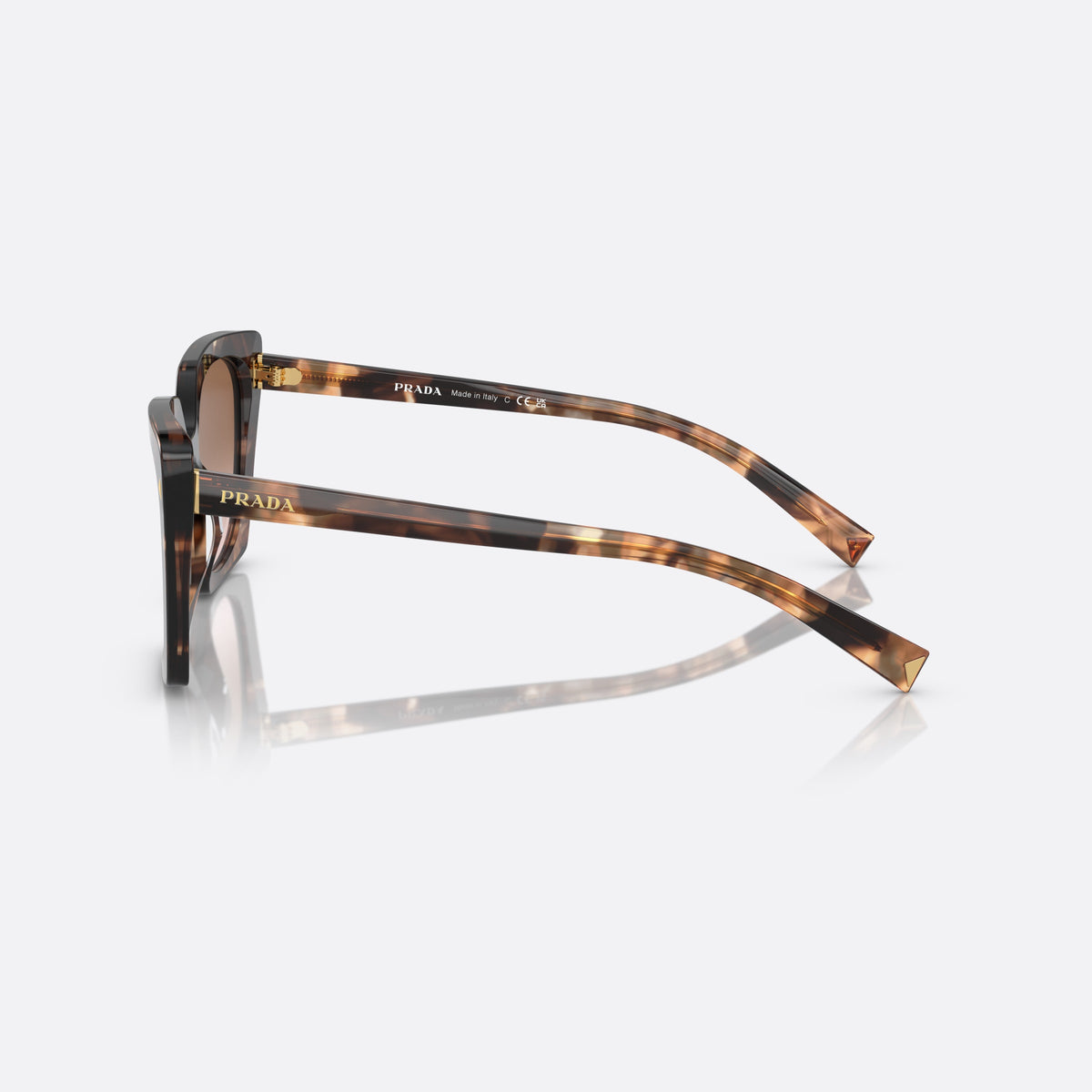 Ochelari de soare Prada PR 23ZS 07R-0A6 A, patrati țestoasă, pentru femei, punte integrată simplă, literele brandului pe braț, vedere laterală