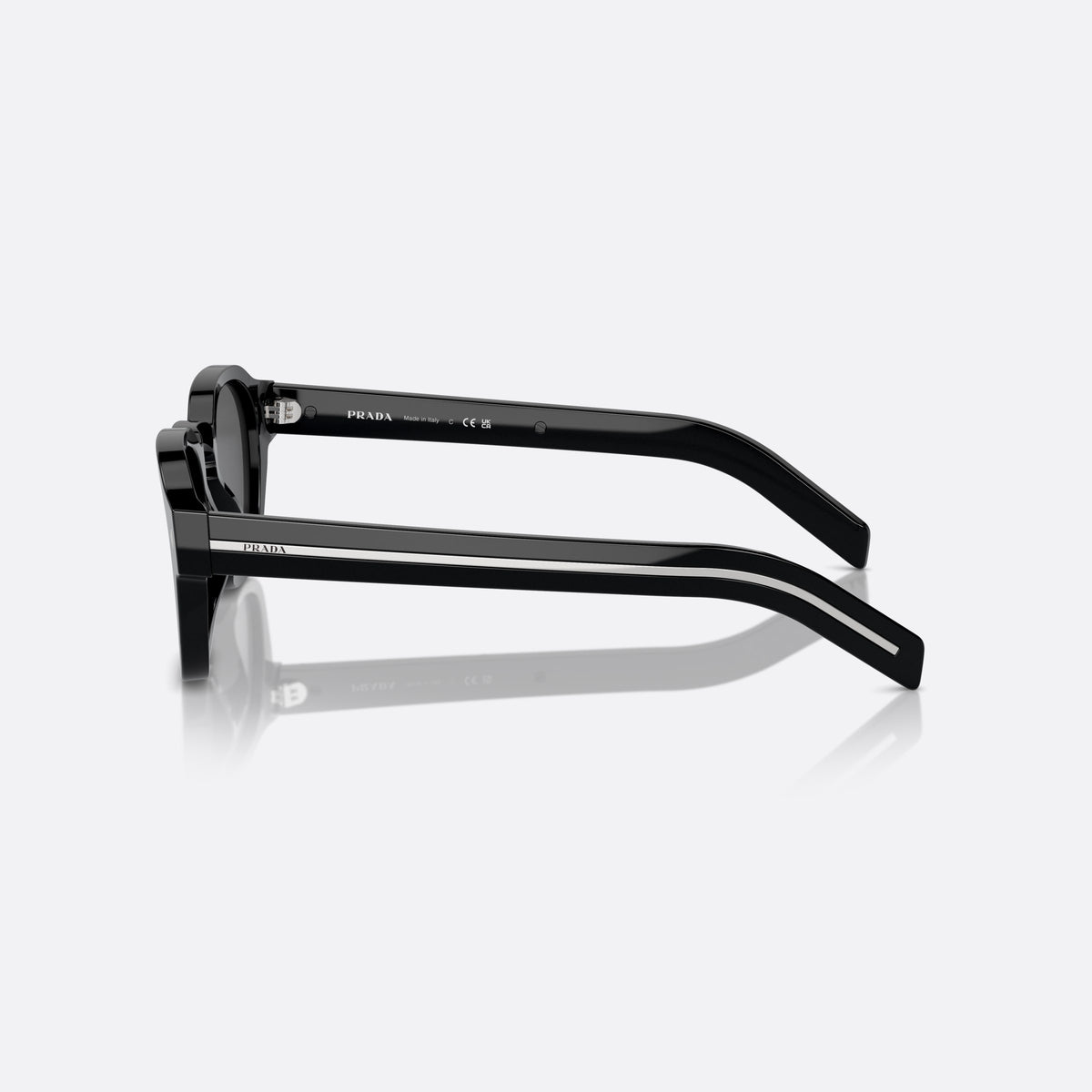 Ochelari de soare Prada PR A16S 16K-731, pantos negru, pentru bărbați, literele brandului pe brațe, brațe plate cu capete înguste, vedere laterală
