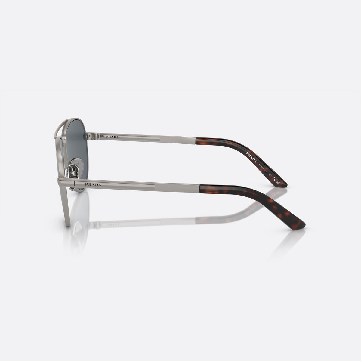 Ochelari de soare Prada PR A54S 7CQ-09T, pilot gri, pentru bărbați, punte dublă cu bară superioară, literele brandului pe brațe, vedere laterală