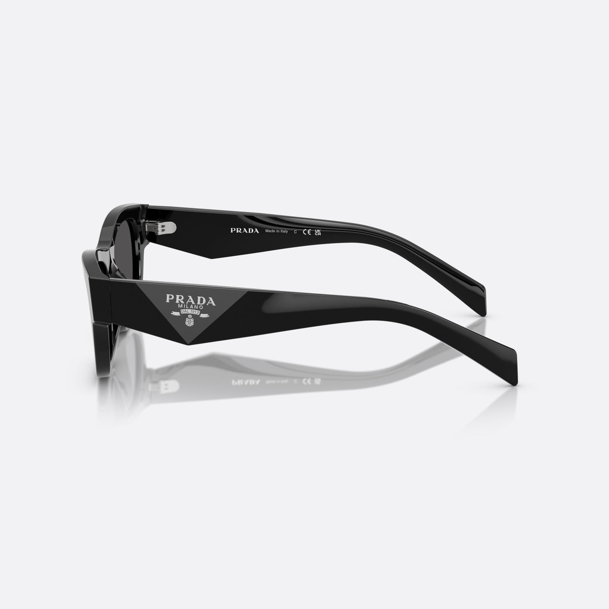 Ochelari de soare Prada PR B09S 16K08Z, fluture negru, pentru femei, punte simplă, placă cu logo triunghiular pe braț, vedere laterală