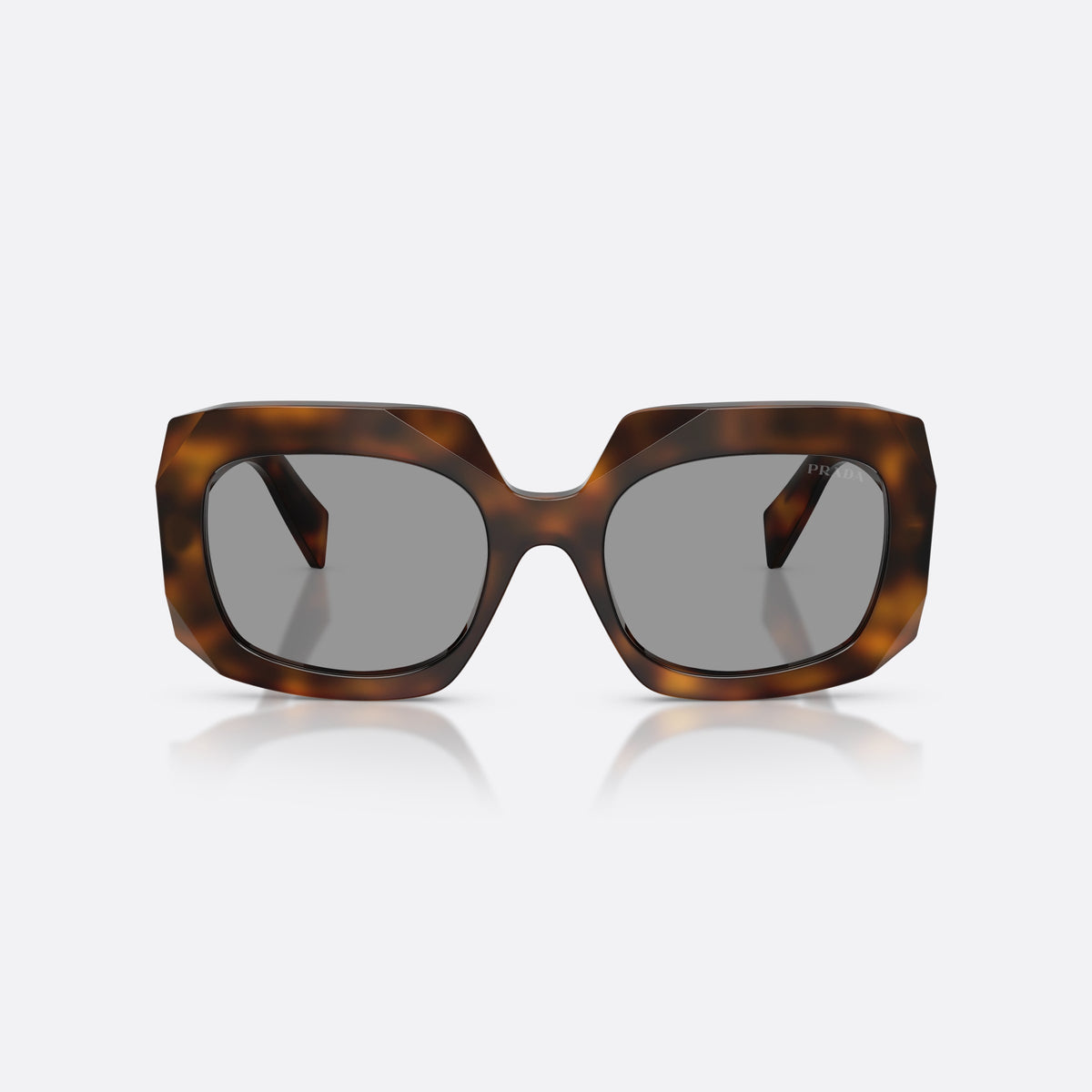 Ochelari de soare Prada PR B23S 20D50Q, patrati havana, pentru femei, punte simplă care unește lentilele, placă cu logo pe braț, vedere din față