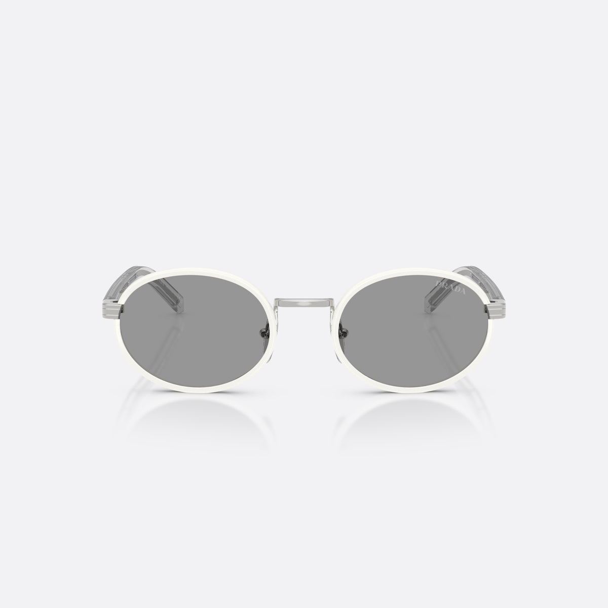 Ochelari de soare Prada PR B56S 23E50Q, ovali alb, pentru femei, punte metalică simplă, literele brandului pe brațe, vedere din față