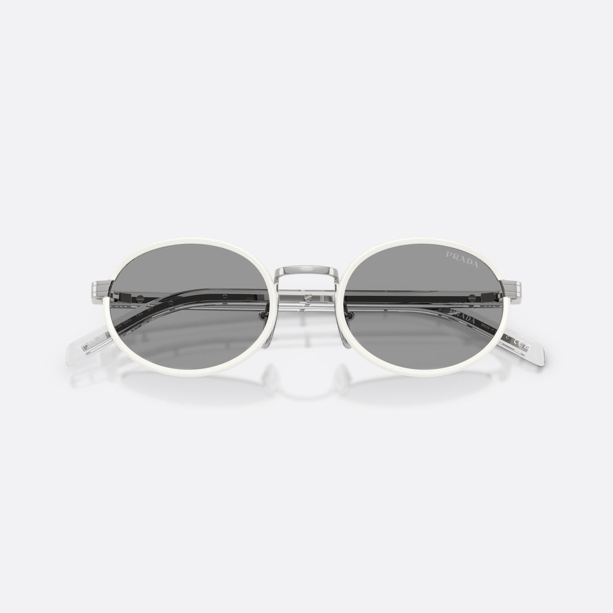 Ochelari de soare Prada PR B56S 23E50Q, ovali alb, pentru femei, punte metalică simplă, literele brandului pe brațe, cu brațele pliate