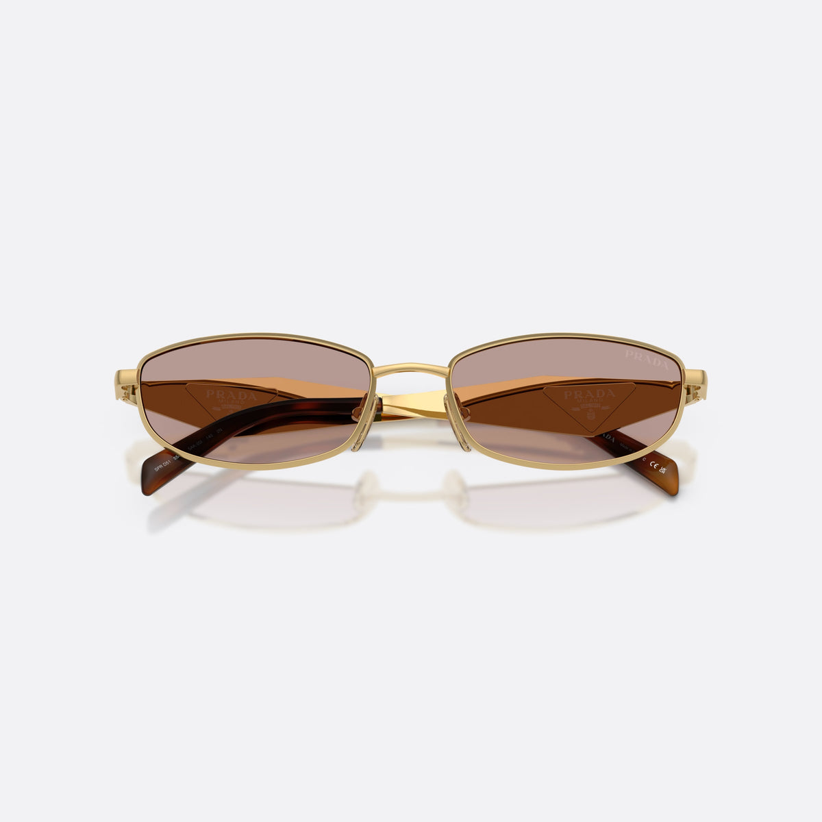 Ochelari de soare Prada PR D51S 5AK20I, ovali auriu, pentru femei, punte metalică simplă, literele brandului pe brațe, cu brațele pliate