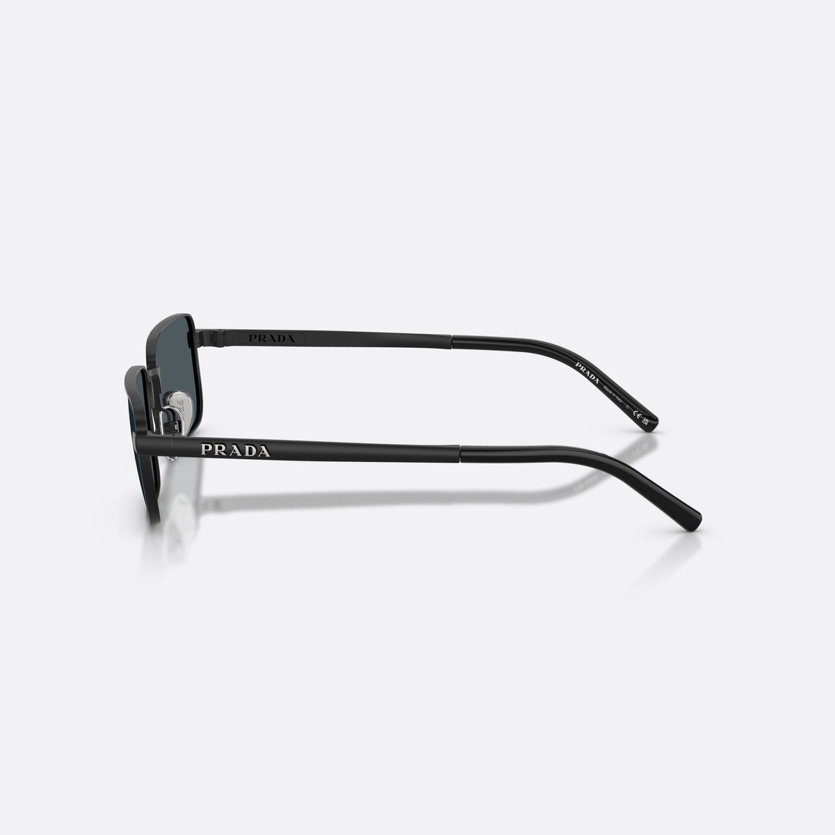 Ochelari de soare Prada PR D54S 7AB70B, rectangulari negru, pentru bărbați, punte metalică simplă, literele brandului pe brațe, vedere laterală
