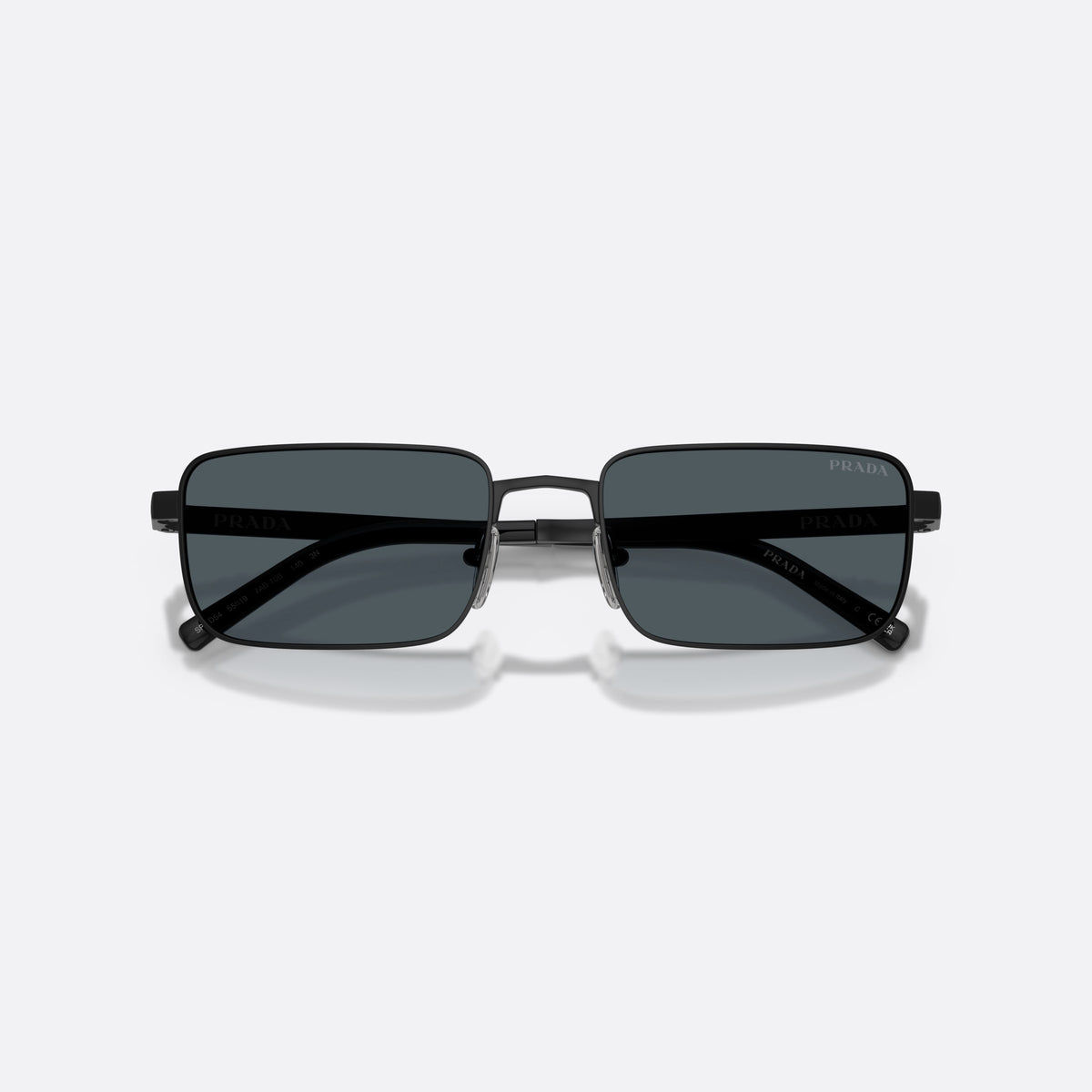 Ochelari de soare Prada PR D54S 7AB70B, rectangulari negru, pentru bărbați, punte metalică simplă, literele brandului pe brațe, cu brațele pliate