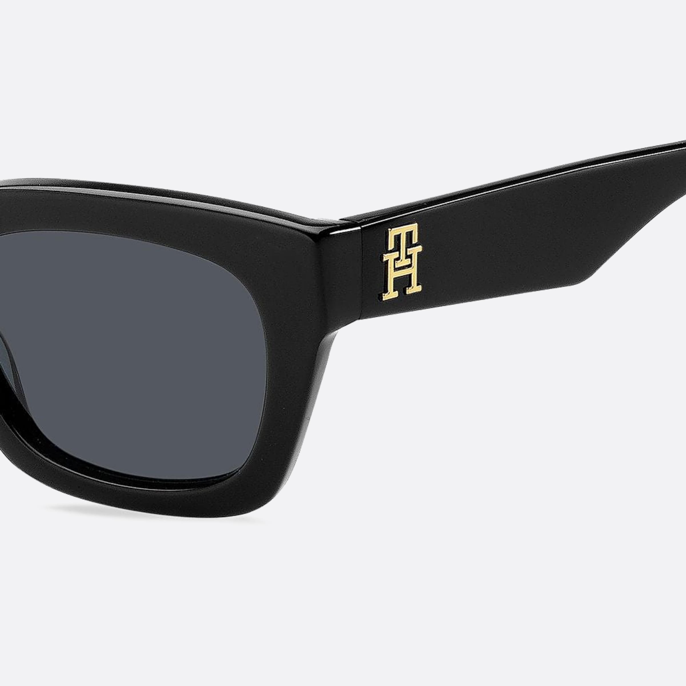 Tommy 51mm Hilfiger Black Squared Women Sunglasses - Lifestyle Shot