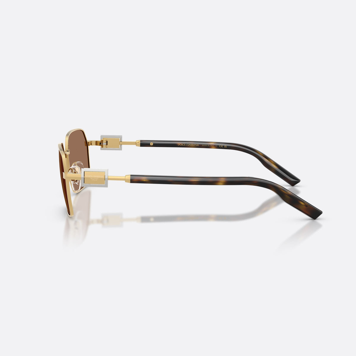 Ochelari de soare Dolce & Gabbana DG2316 02/73, rectangulari auriu, pentru bărbați, punte metalică simplă, plăcuță cu logoul brandului pe braț, vedere laterală
