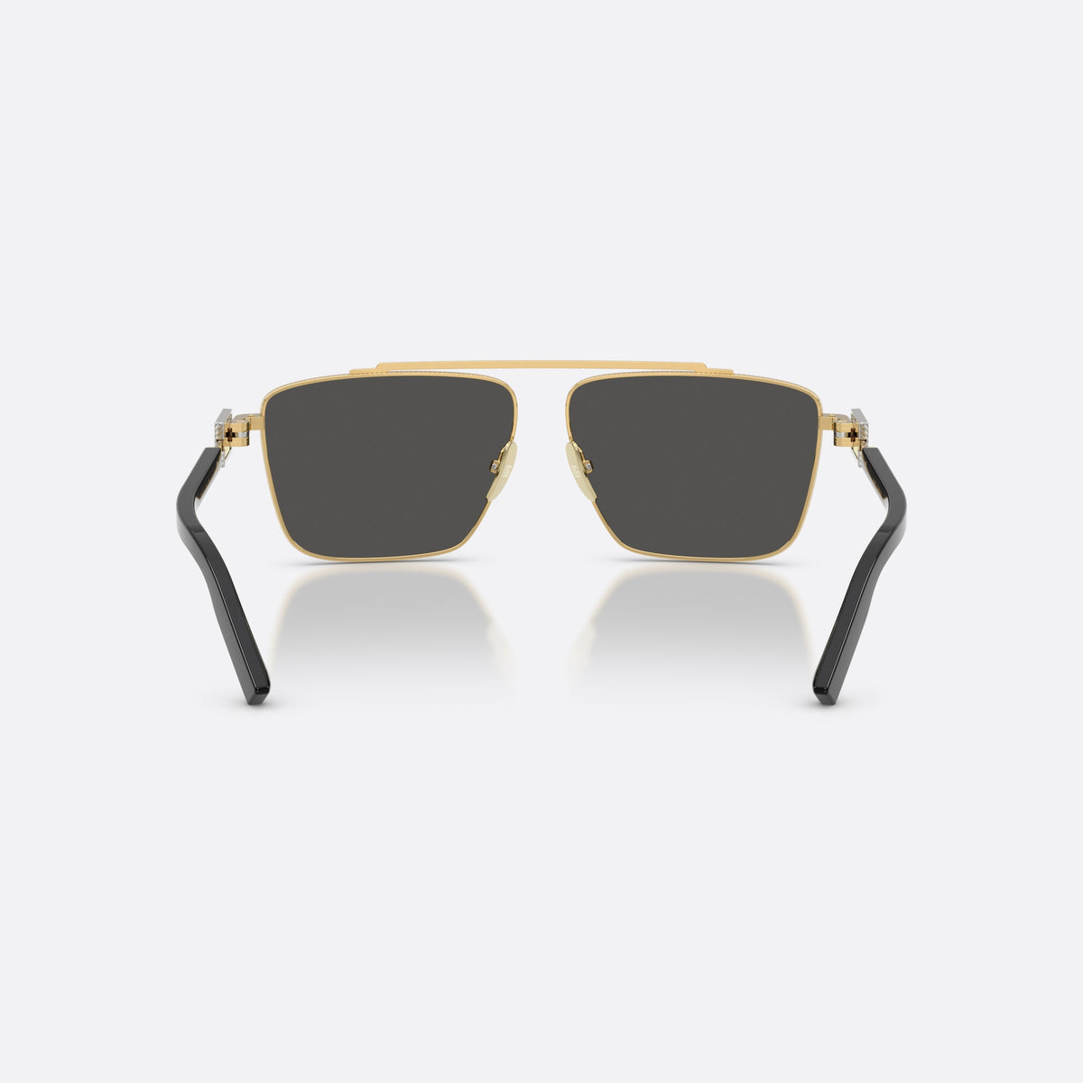 Ochelari de soare Dolce & Gabbana DG2336 02/87, patrati auriu, pentru bărbați, punte dublă cu bară superioară, brațe subțiri cu plăcuță, vedere din spate