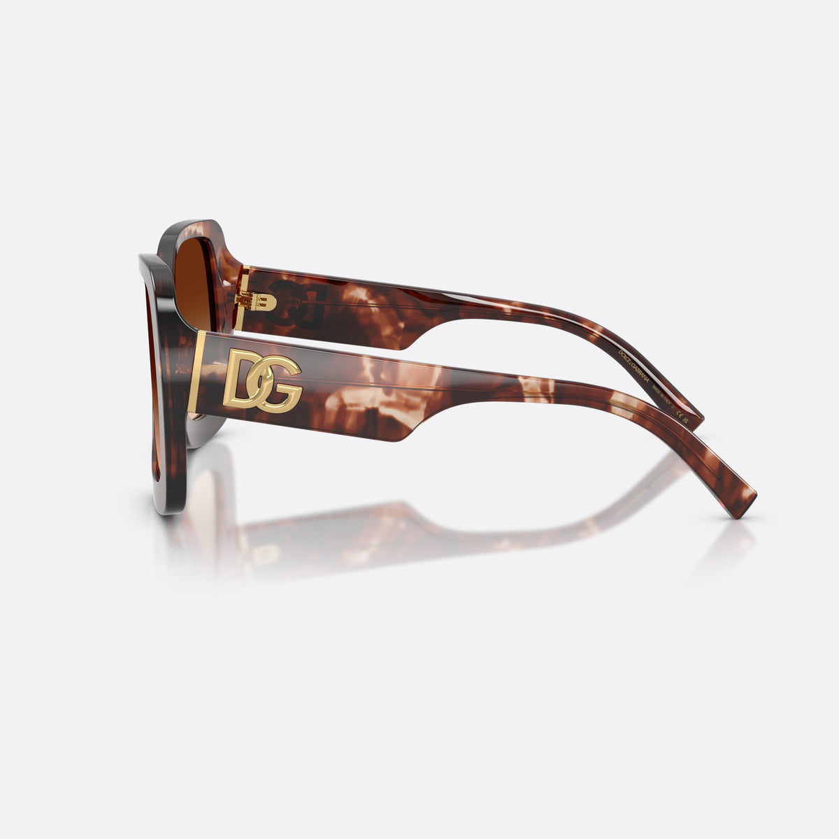 Dolce & Gabbana DG4513 322274 sunglasses, red square frame for women, plain bridge joining lenses, full-rim thick frame, side view