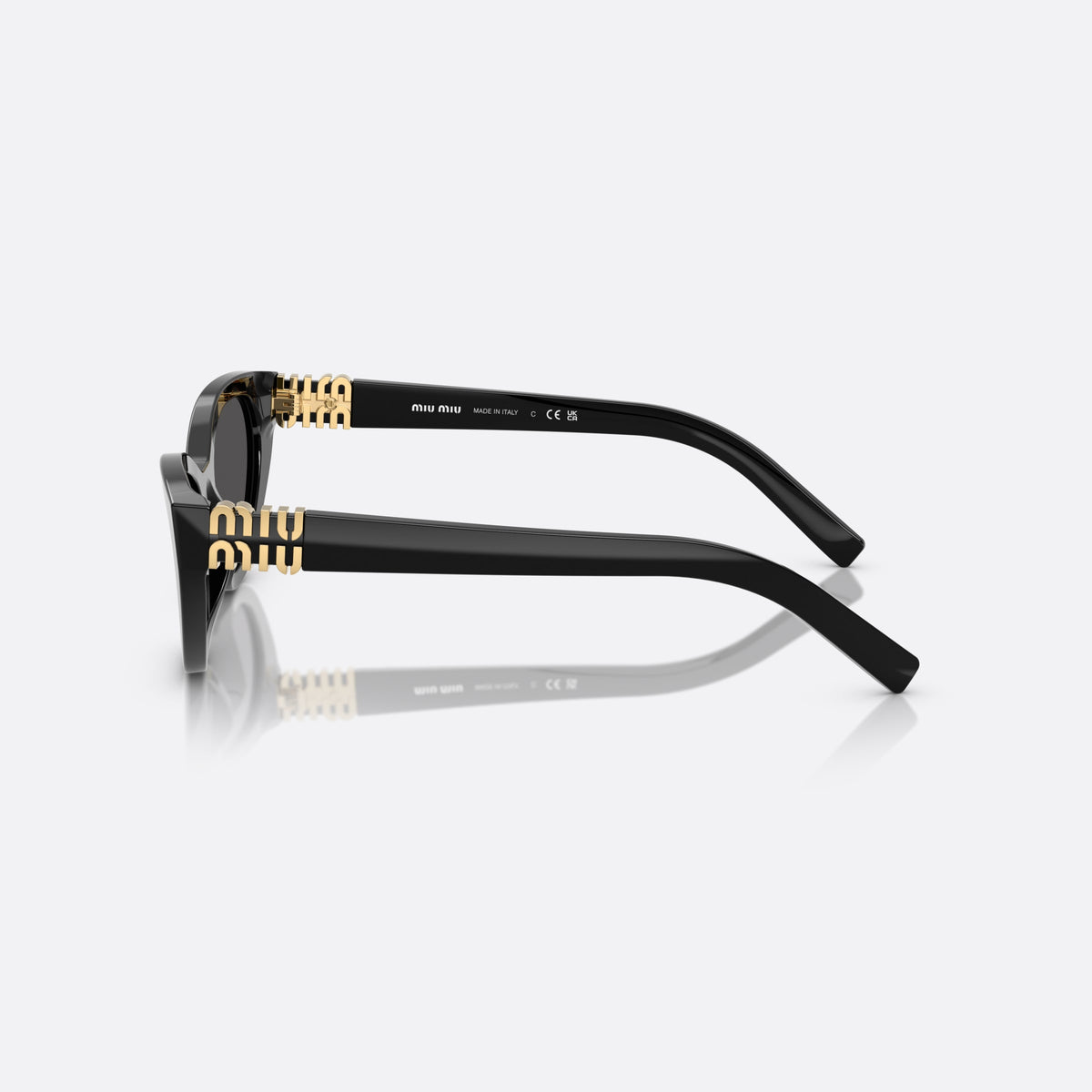 Ochelari de soare Miu Miu 0MU A04S 16K08Z, cat eye negru, pentru femei, punte keyhole, literele brandului pe brațe, ramă completă, vedere laterală