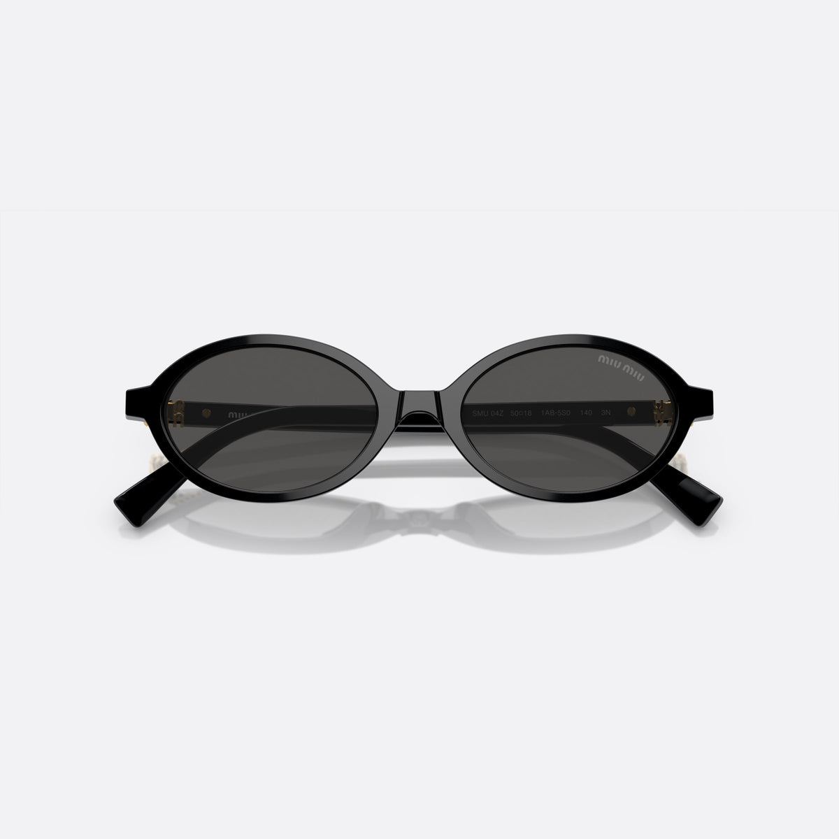Ochelari de soare Miu Miu MU 04ZS 1AB-5S0 C, ovali negru, pentru femei, punte integrată simplă, literele brandului pe brațe, cu brațele pliate