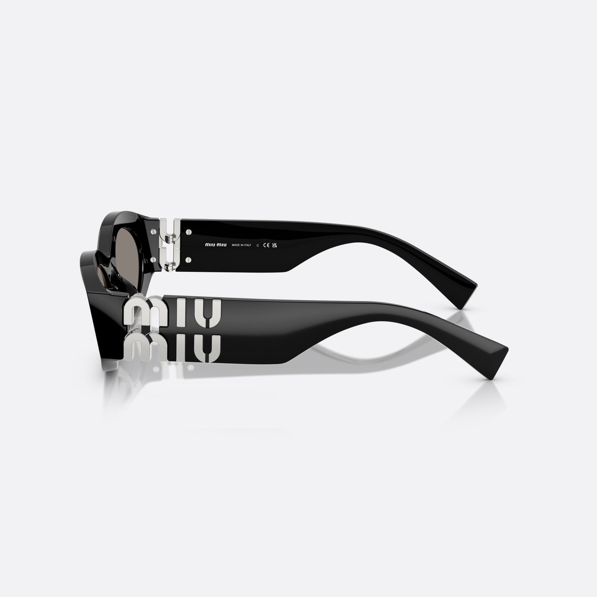 Ochelari de soare Miu Miu MU 11WS 16K80Q, ovali negru, pentru femei, punte simplă integrată, literele brandului pe brațe, vedere laterală