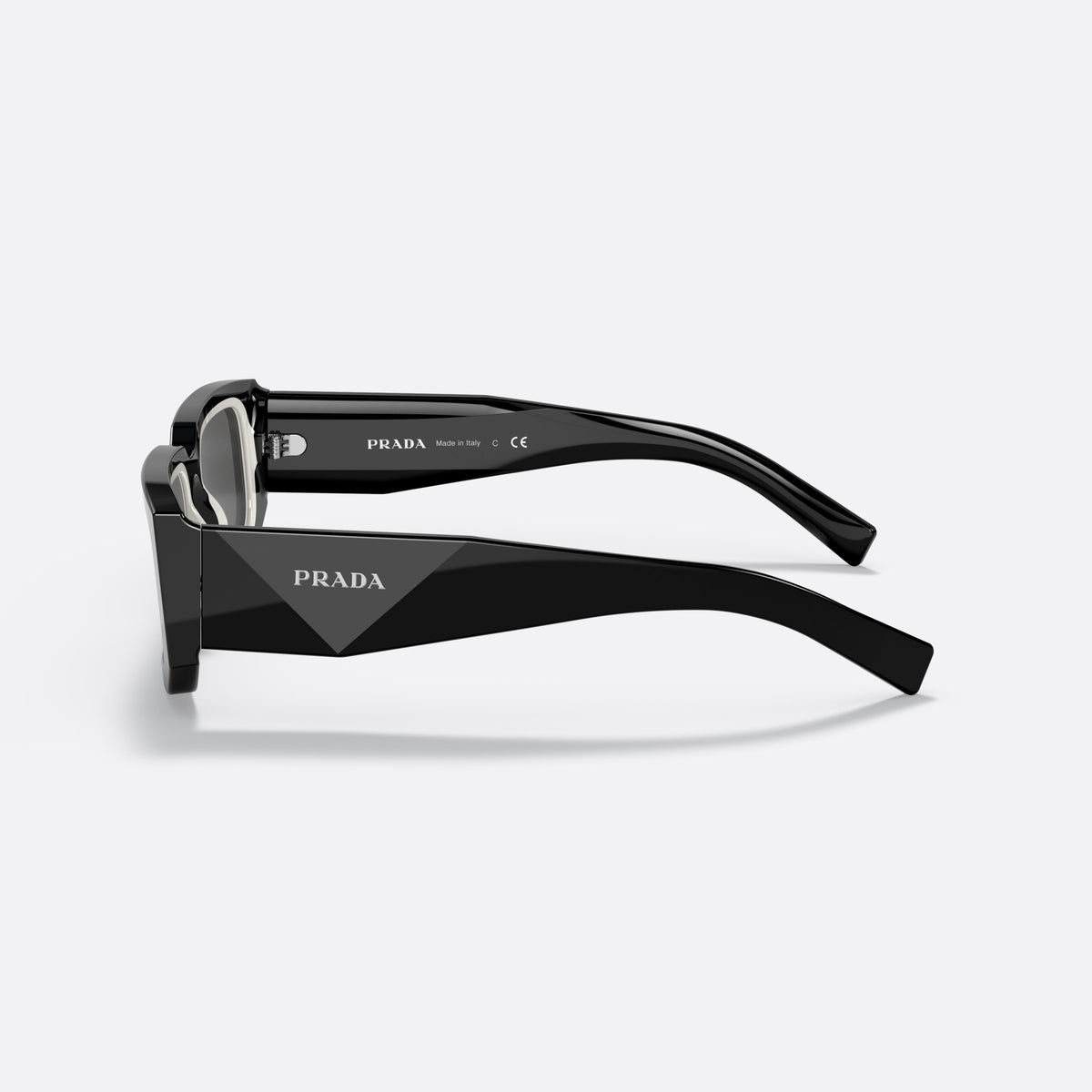 Ochelari de soare Prada PR 06YS 53, rectangulari negru, pentru bărbați, punte simplă, integrată, literele brandului pe brațe, vedere laterală