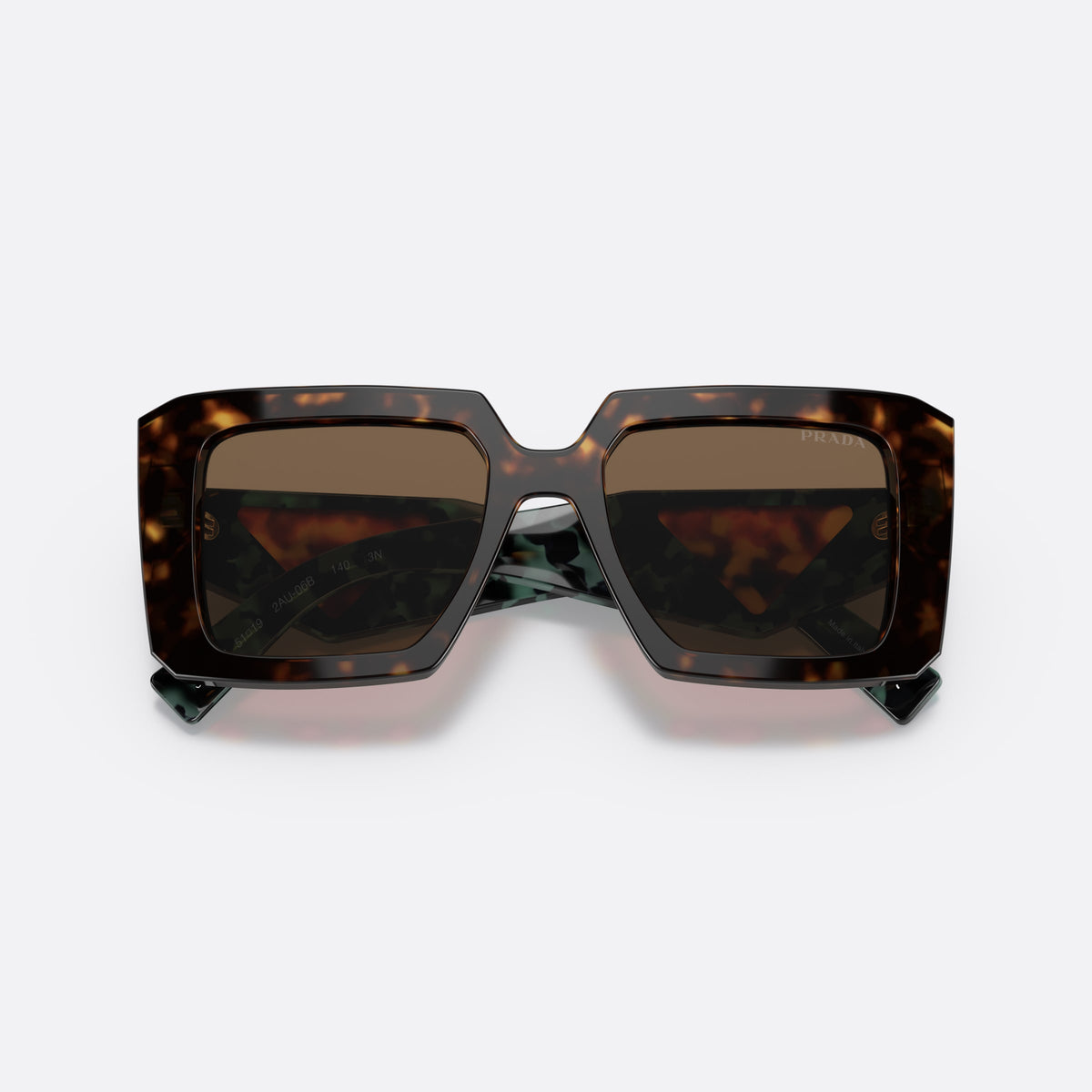 Ochelari de soare Prada PR 23YS 2AU0/6B, patrati țestoasă, pentru femei, punte keyhole, plachetă triunghiulară cu logo pe braț, cu brațele pliate