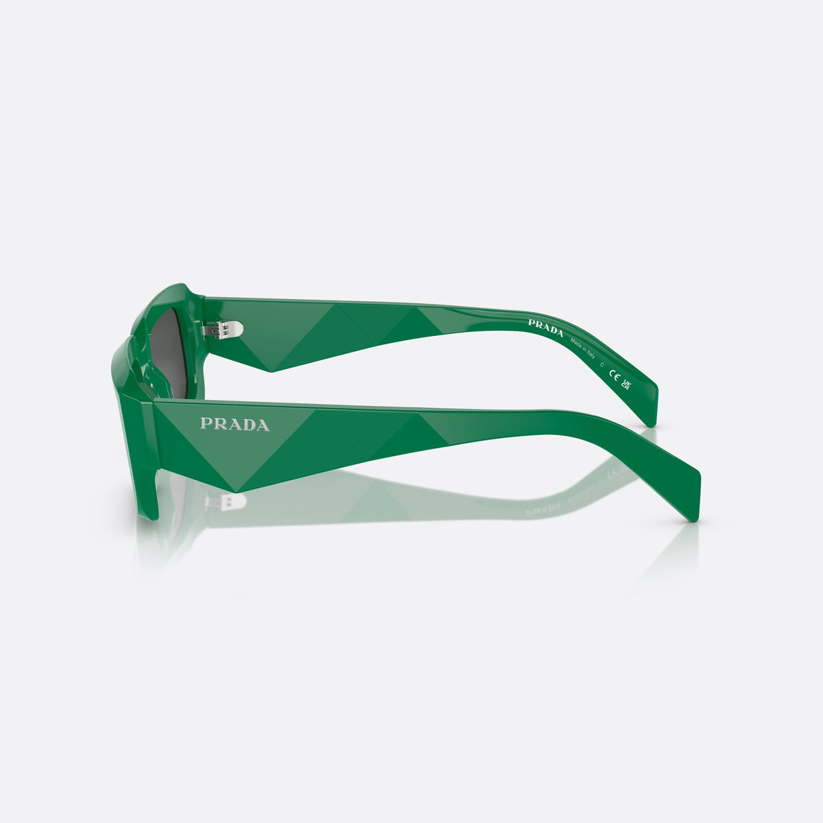 Ochelari de soare Prada PR 27ZS 11L-08Z, neregulat negru, pentru bărbați, punte integrată simplă, literele brandului pe brațe, vedere laterală