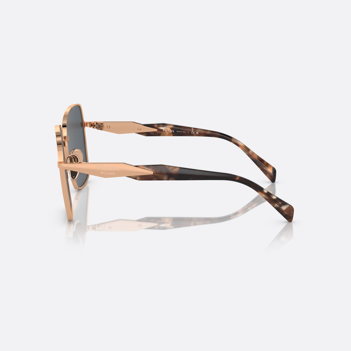 Ochelari de soare Prada PR 64ZS SVF09T, patrati roz, pentru femei, punte metalică simplă, logo al brandului pe lentilă, vedere laterală