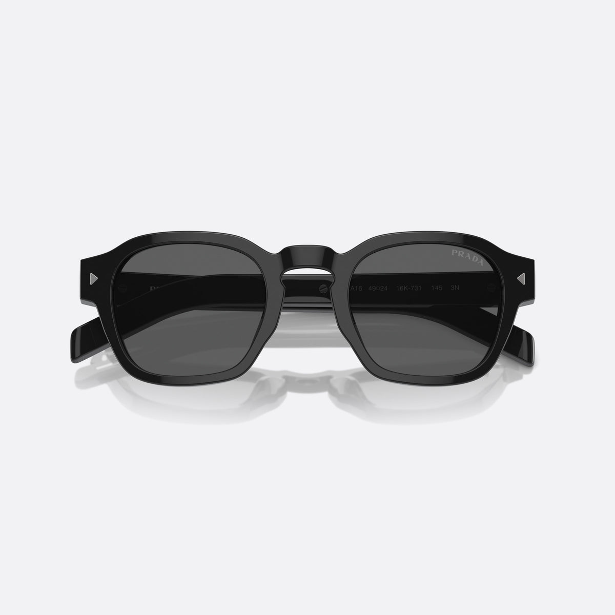 Ochelari de soare Prada PR A16S 16K-731, pantos negru, pentru bărbați, literele brandului pe brațe, brațe plate cu capete înguste, cu brațele pliate