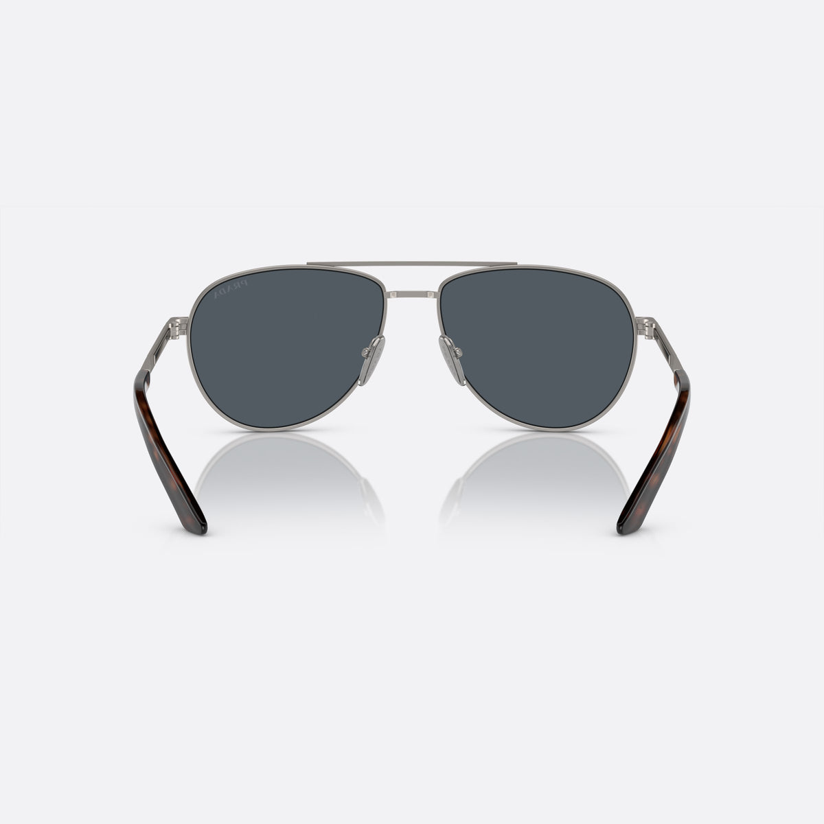 Ochelari de soare Prada PR A54S 7CQ-09T, pilot gri, pentru bărbați, punte dublă cu bară superioară, literele brandului pe brațe, vedere din spate