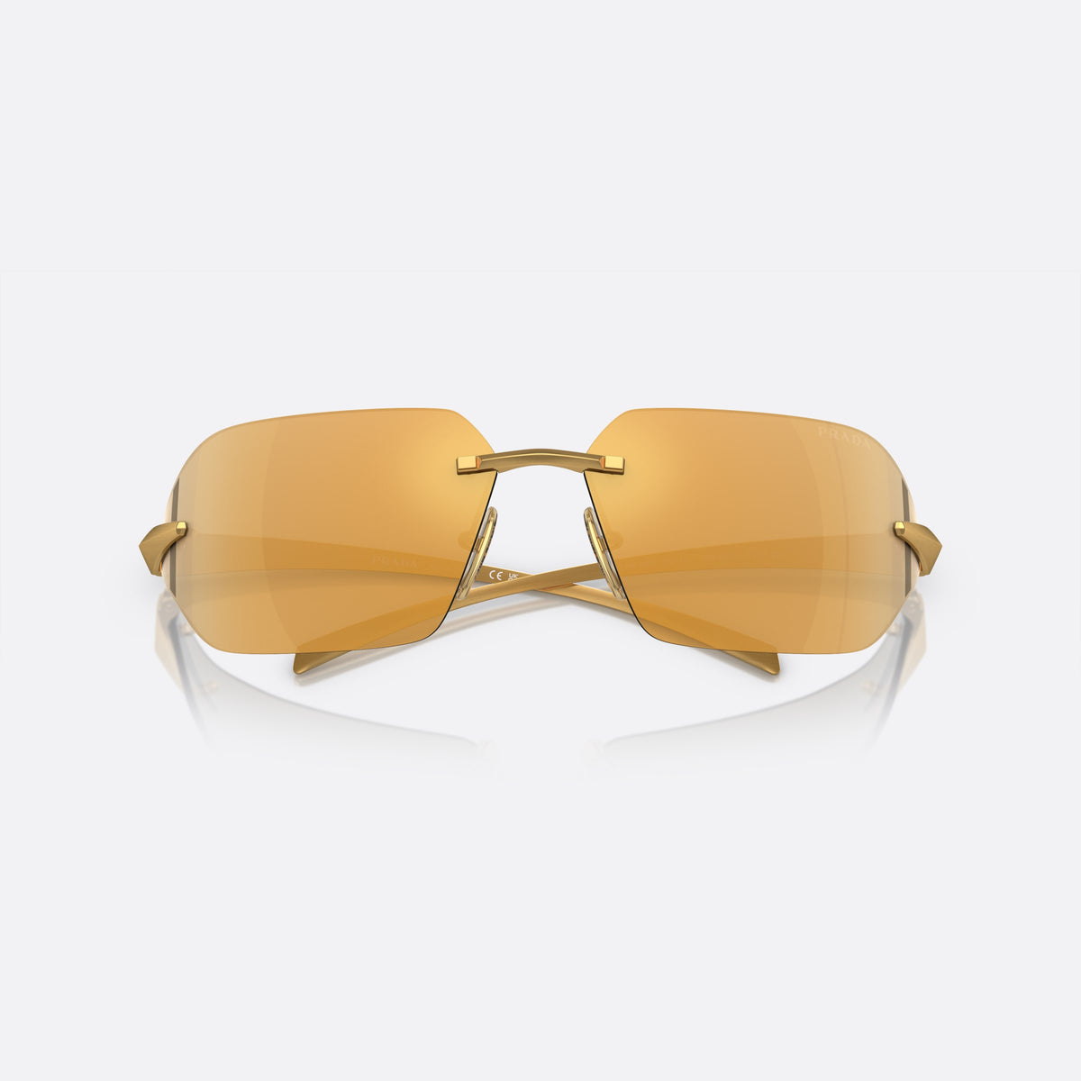 Ochelari de soare Prada PR A56S 15N-80C, neregulat auriu, unisex, punte din bară metalică subțire, literele brandului pe brațe, cu brațele pliate