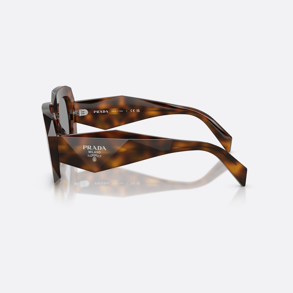 Ochelari de soare Prada PR B23S 20D50Q, patrati havana, pentru femei, punte simplă care unește lentilele, placă cu logo pe braț, vedere laterală