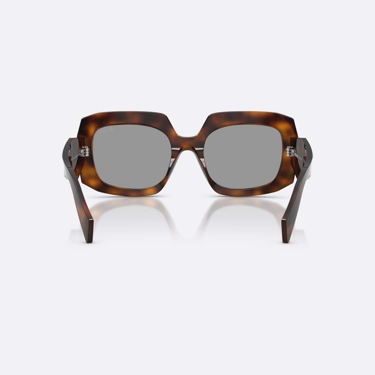 Ochelari de soare Prada PR B23S 20D50Q, patrati havana, pentru femei, punte simplă care unește lentilele, placă cu logo pe braț, vedere din spate