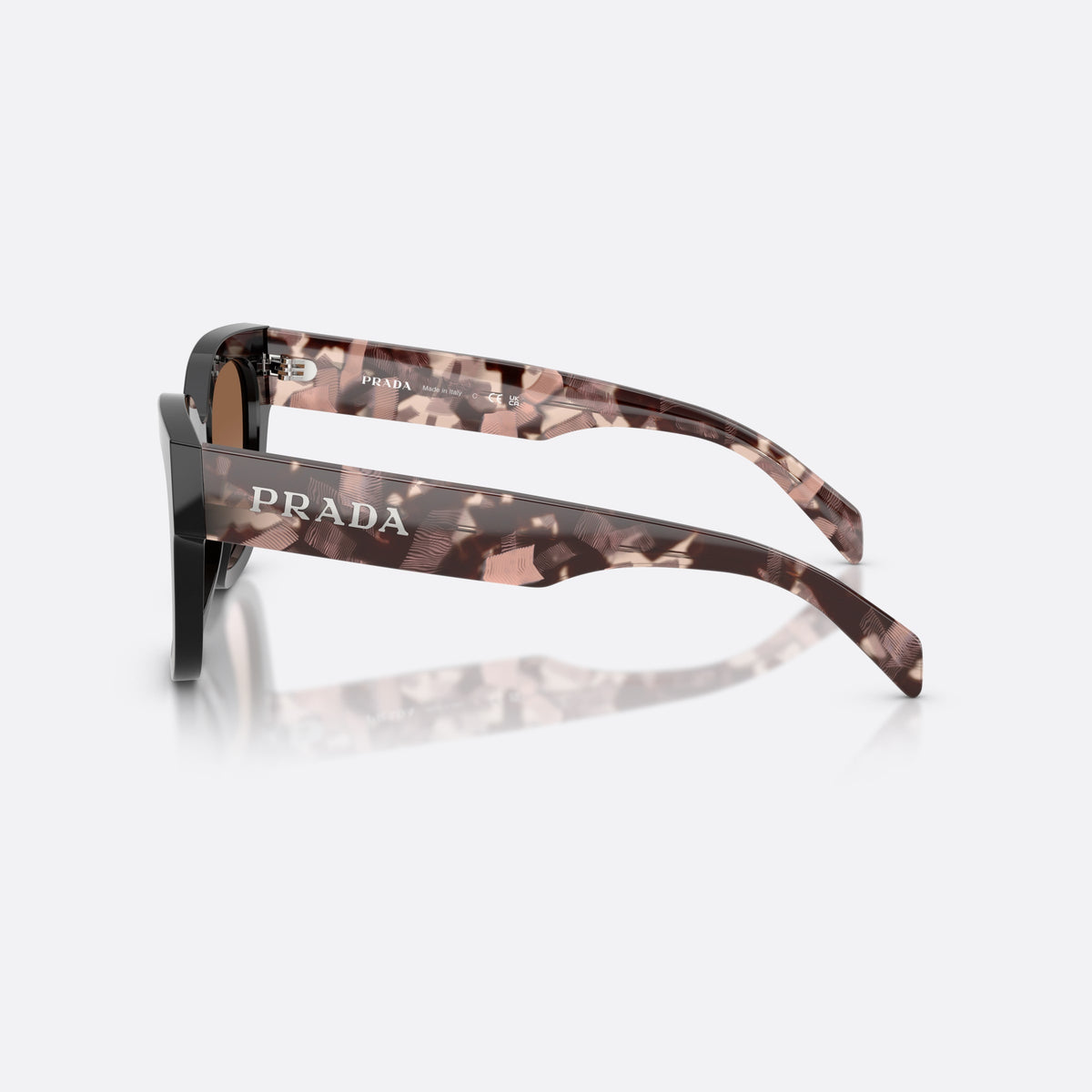 Ochelari de soare Prada PR C04S 28F90P, patrati negru, pentru femei, punte simplă, literele brandului pe brațe, ramă completă, vedere laterală