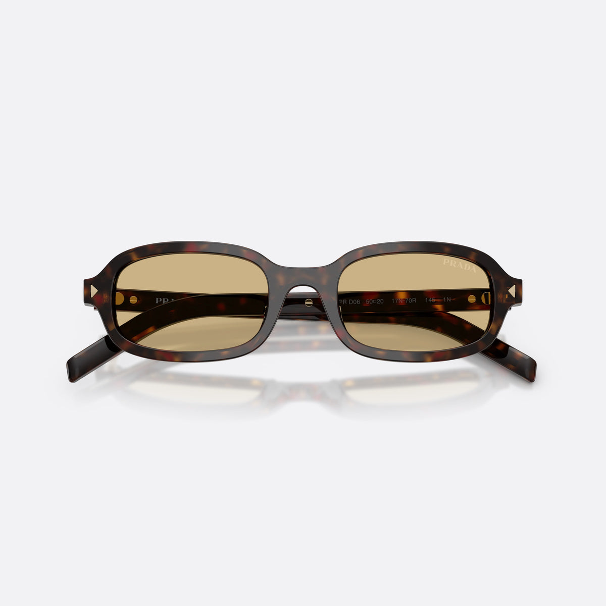 Ochelari de soare Prada PR D06S 17N70R, ovali havana, pentru femei, punte simplă joasă, literele brandului pe brațe, cu brațele pliate