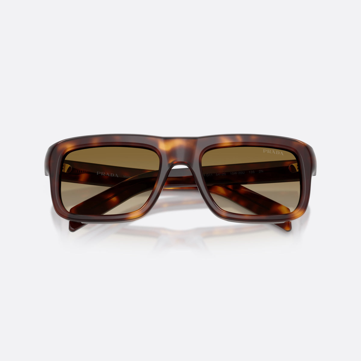 Ochelari de soare Prada PR D11S 15W20U, rectangulari havana, pentru bărbați, punte simplă, literele brandului pe brațe, ramă completă, cu brațele pliate