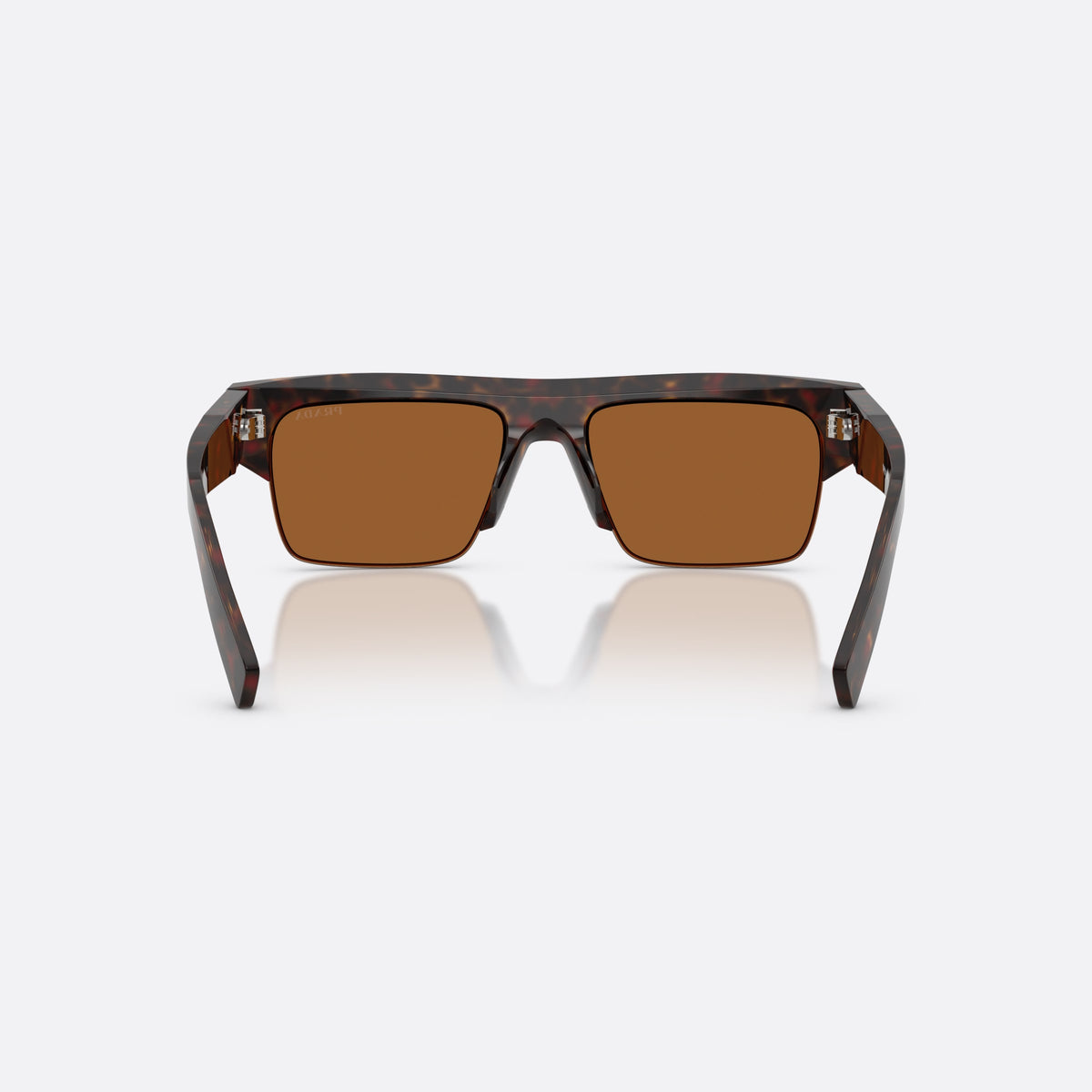 Ochelari de soare Prada PR D12SU 17N20V, rectangulari havana, pentru bărbați, punte simplă cu bară groasă sus, literele brandului pe brațe, vedere din spate