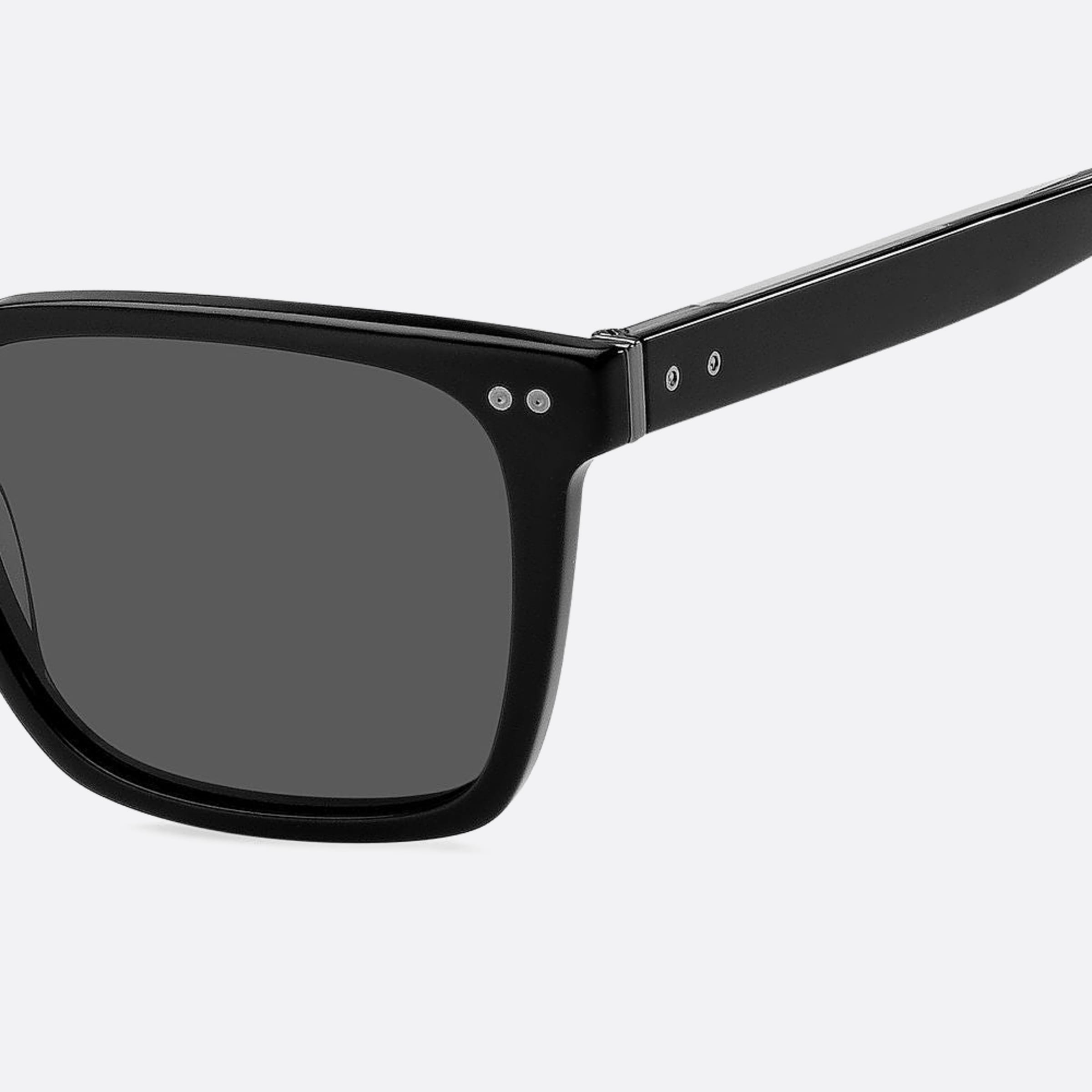 Tommy 53mm Hilfiger Black Squared Men Sunglasses - Lifestyle Shot